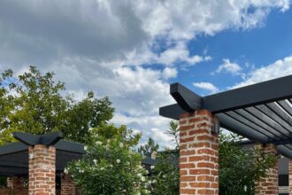 pergola élégante sur une terrasse aménagée pour des repas en extérieur
