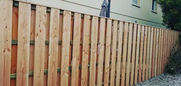 Comment installer un kit de clôture en bois