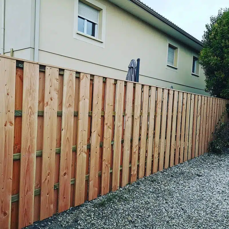 Comment installer un kit de clôture en bois