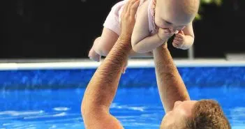 Homme et bébé dans une piscine