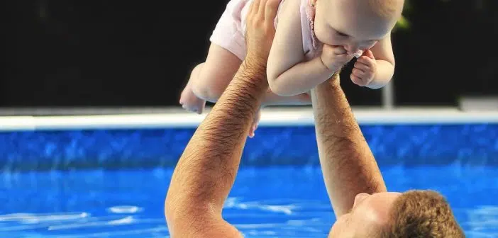 Homme et bébé dans une piscine