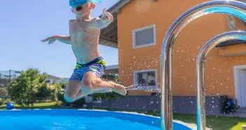 Un enfant qui saute dans la piscine