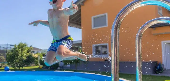 Un enfant qui saute dans la piscine